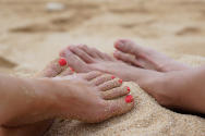 Fotografía de pies sanos en la playa.