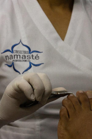 Fotografía de un paciente, antendiendo sus pies en Namasté.